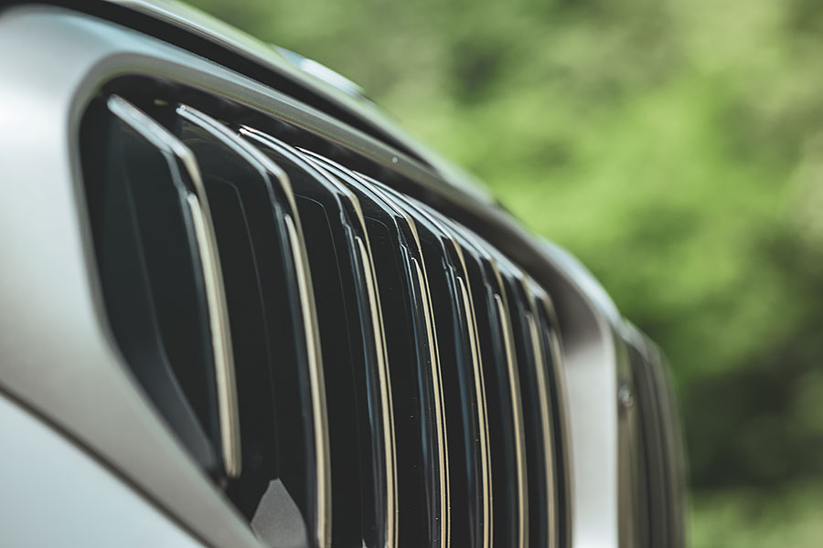 我說的末日是指大排量引擎正面臨的情況,這時如果你還未擁有或體驗過何謂V8,豈非人生一大憾事……。