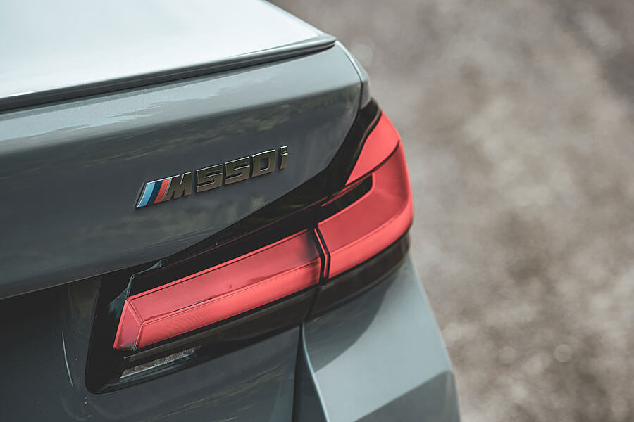 我說的末日是指大排量引擎正面臨的情況,這時如果你還未擁有或體驗過何謂V8,豈非人生一大憾事……。