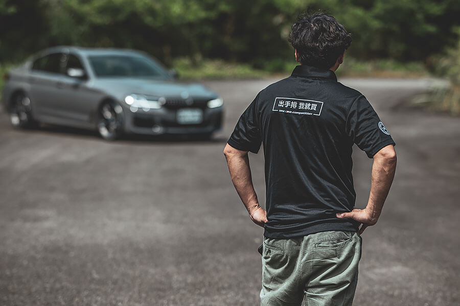 我說的末日是指大排量引擎正面臨的情況,這時如果你還未擁有或體驗過何謂V8,豈非人生一大憾事……。