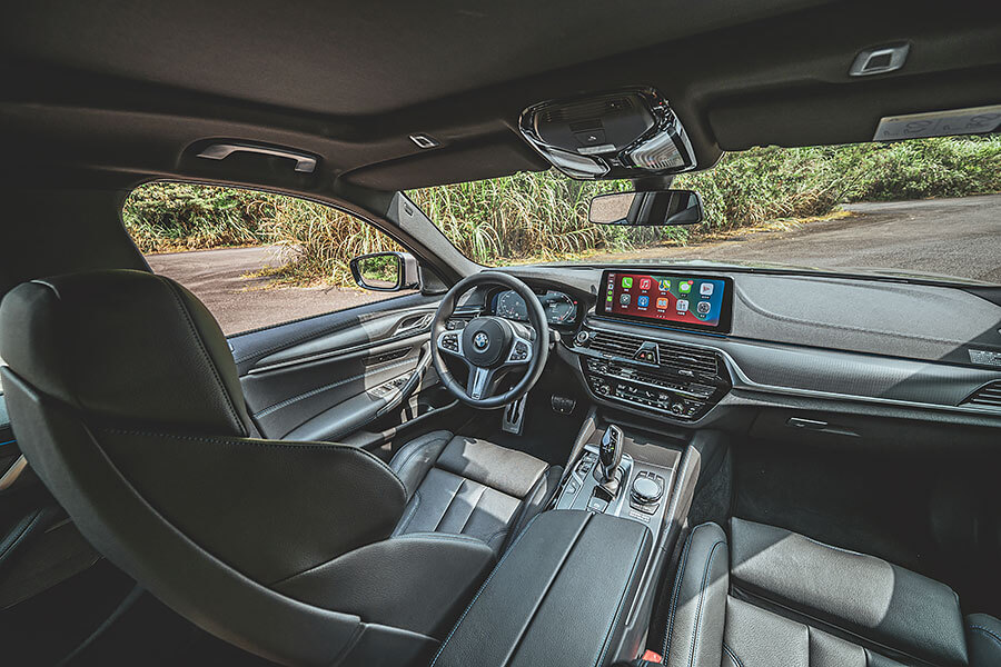 我說的末日是指大排量引擎正面臨的情況,這時如果你還未擁有或體驗過何謂V8,豈非人生一大憾事……。