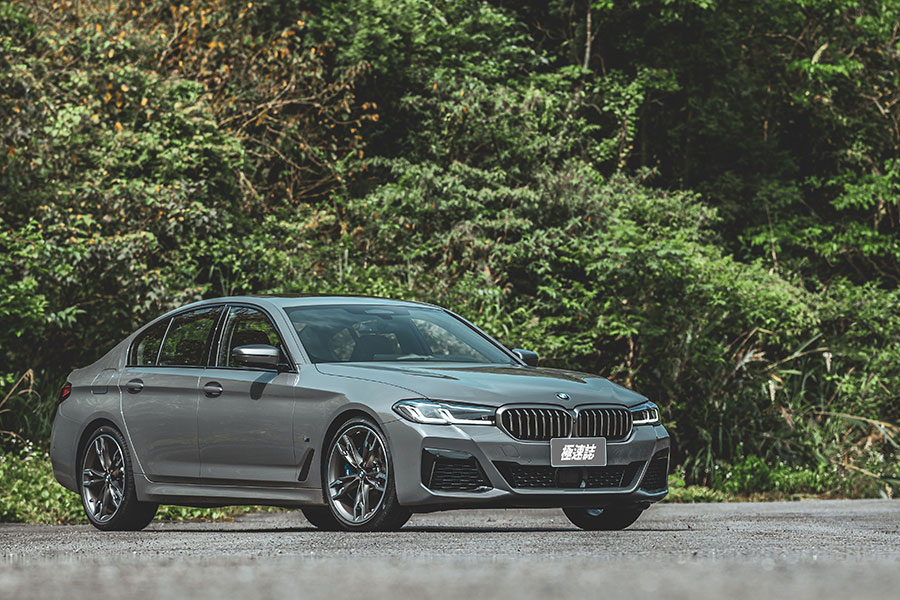 我說的末日是指大排量引擎正面臨的情況,這時如果你還未擁有或體驗過何謂V8,豈非人生一大憾事……。