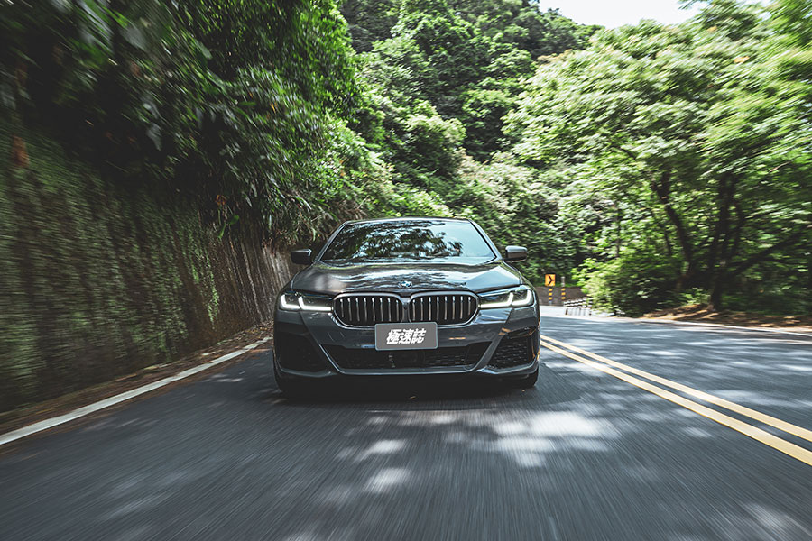 我說的末日是指大排量引擎正面臨的情況,這時如果你還未擁有或體驗過何謂V8,豈非人生一大憾事……。