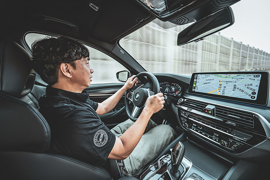 我說的末日是指大排量引擎正面臨的情況,這時如果你還未擁有或體驗過何謂V8,豈非人生一大憾事……。