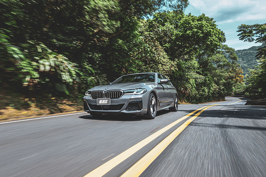 我說的末日是指大排量引擎正面臨的情況,這時如果你還未擁有或體驗過何謂V8,豈非人生一大憾事……。