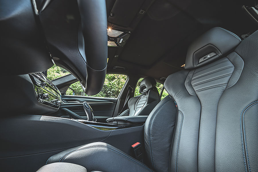 我說的末日是指大排量引擎正面臨的情況,這時如果你還未擁有或體驗過何謂V8,豈非人生一大憾事……。