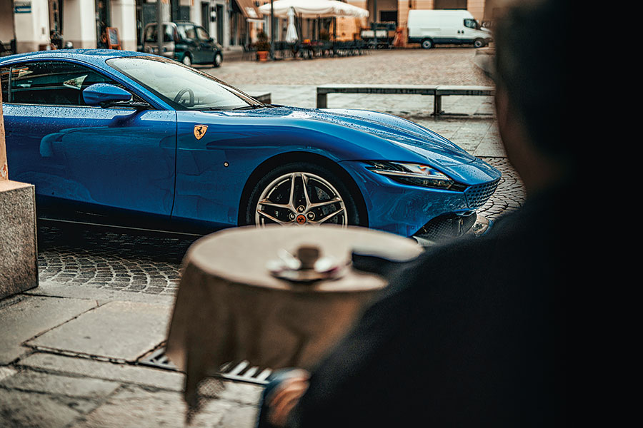 兩部全新法拉利,兩個都用V8,個性南轅北轍。Roma對SF90,哪一方才是你心頭好?