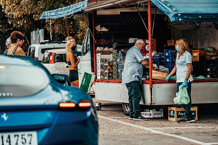 兩部全新法拉利,兩個都用V8,個性南轅北轍。Roma對SF90,哪一方才是你心頭好?