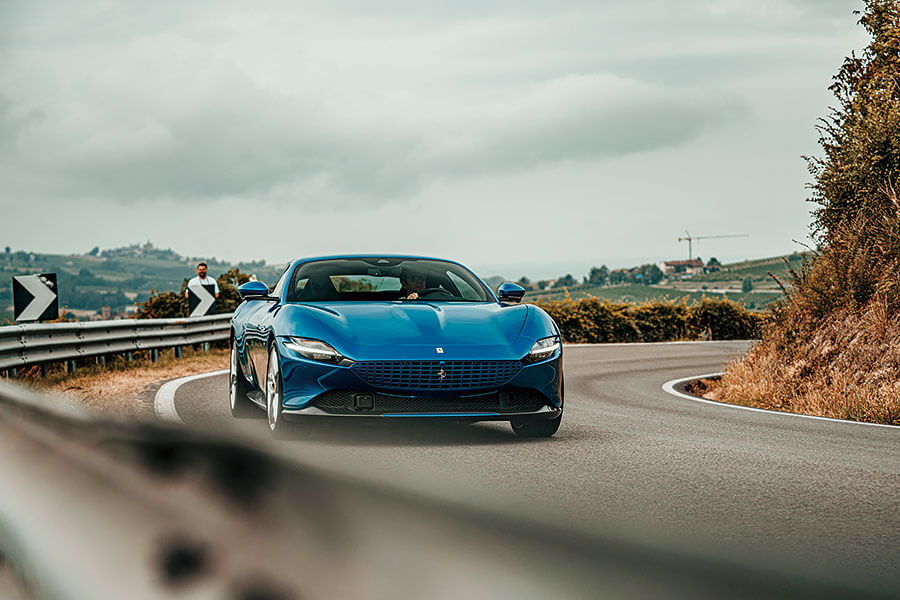 兩部全新法拉利,兩個都用V8,個性南轅北轍。Roma對SF90,哪一方才是你心頭好?