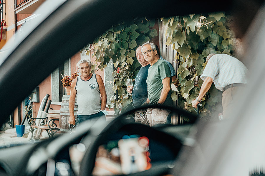 兩部全新法拉利,兩個都用V8,個性南轅北轍。Roma對SF90,哪一方才是你心頭好?