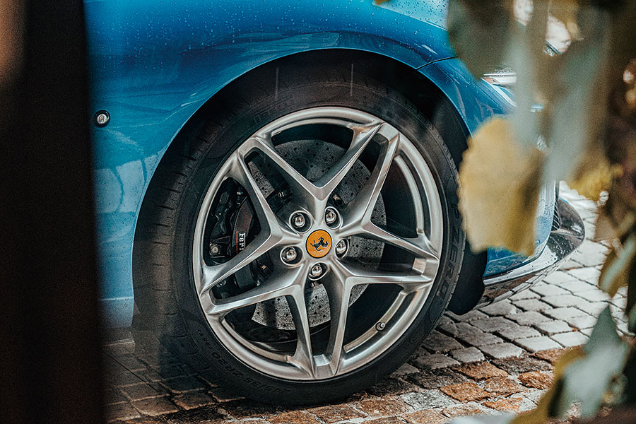 兩部全新法拉利,兩個都用V8,個性南轅北轍。Roma對SF90,哪一方才是你心頭好?