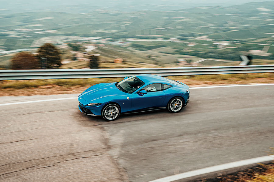 兩部全新法拉利,兩個都用V8,個性南轅北轍。Roma對SF90,哪一方才是你心頭好?