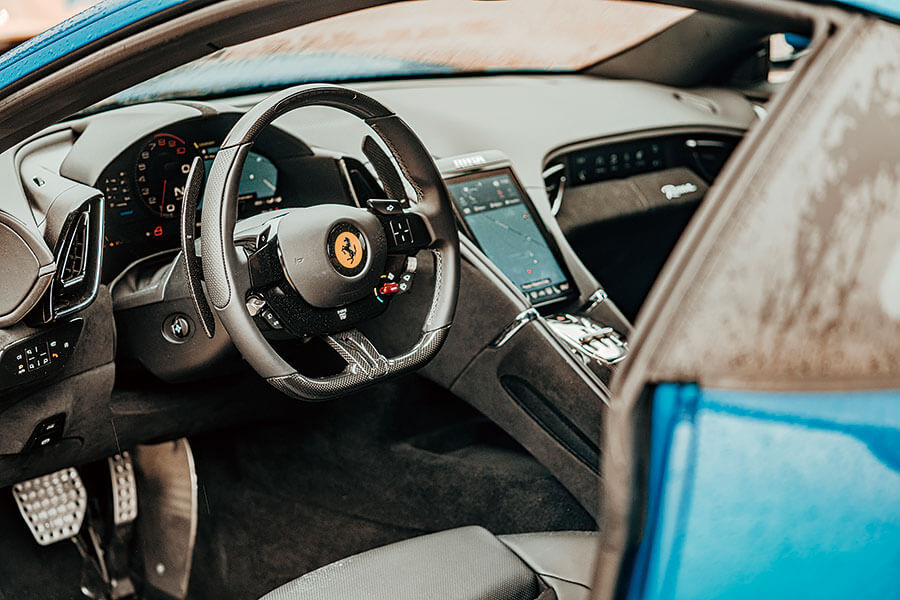 兩部全新法拉利,兩個都用V8,個性南轅北轍。Roma對SF90,哪一方才是你心頭好?