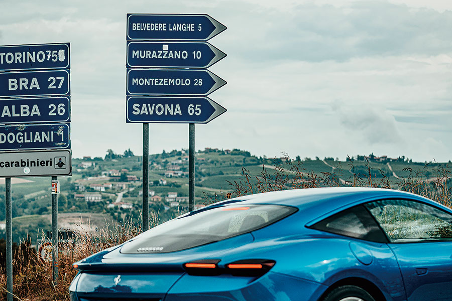 兩部全新法拉利,兩個都用V8,個性南轅北轍。Roma對SF90,哪一方才是你心頭好?