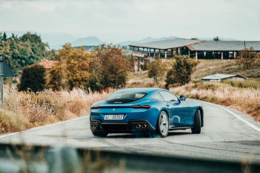 兩部全新法拉利,兩個都用V8,個性南轅北轍。Roma對SF90,哪一方才是你心頭好?