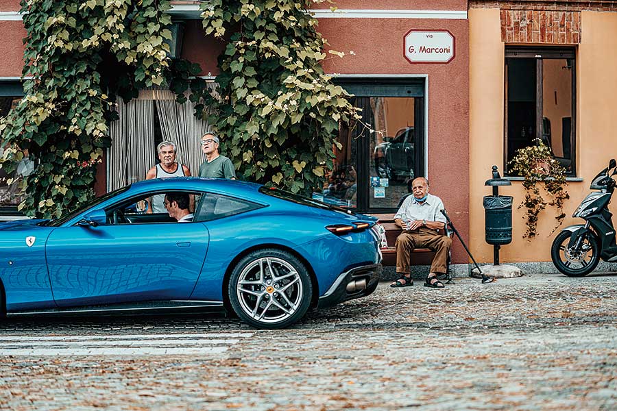 兩部全新法拉利,兩個都用V8,個性南轅北轍。Roma對SF90,哪一方才是你心頭好?