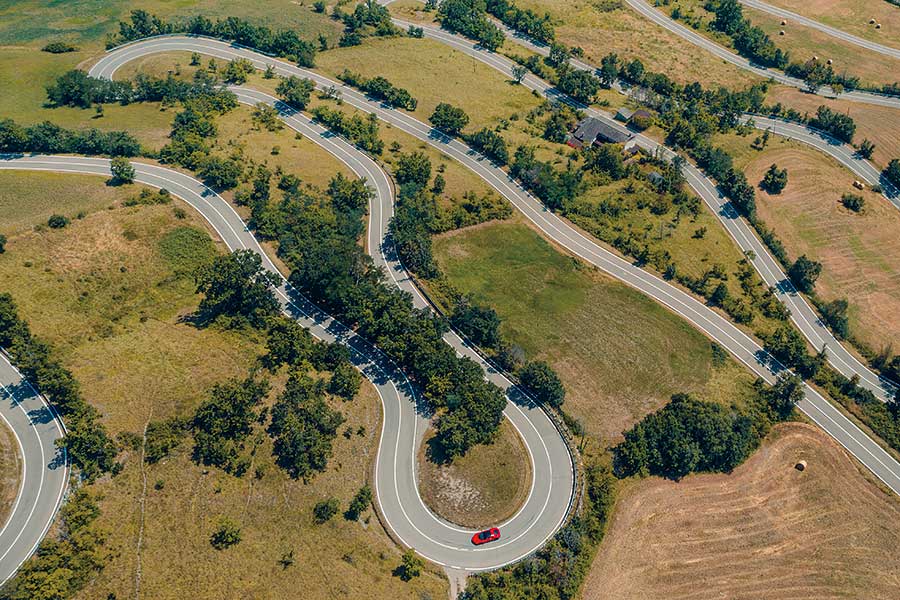 兩部全新法拉利,兩個都用V8,個性南轅北轍。Roma對SF90,哪一方才是你心頭好?