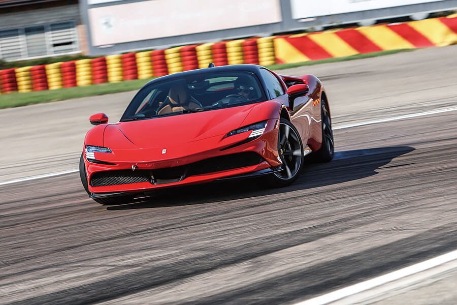 兩部全新法拉利,兩個都用V8,個性南轅北轍。Roma對SF90,哪一方才是你心頭好?