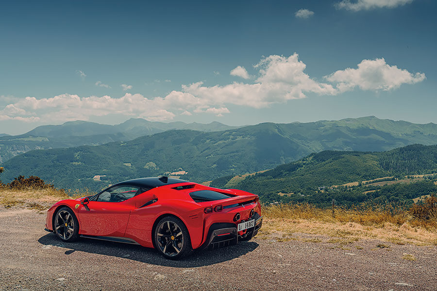 兩部全新法拉利,兩個都用V8,個性南轅北轍。Roma對SF90,哪一方才是你心頭好?