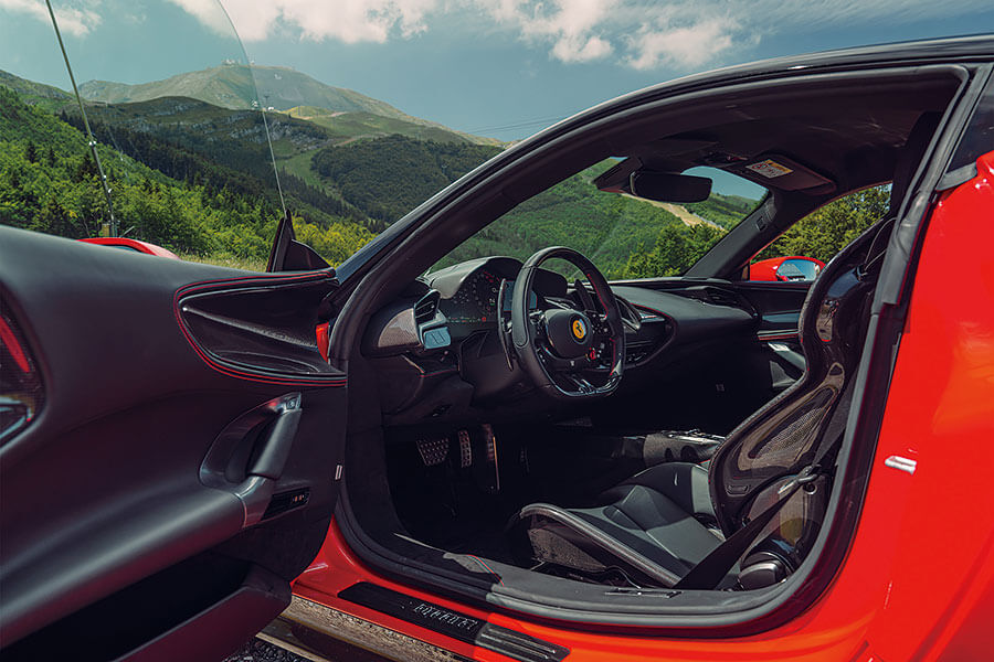 兩部全新法拉利,兩個都用V8,個性南轅北轍。Roma對SF90,哪一方才是你心頭好?