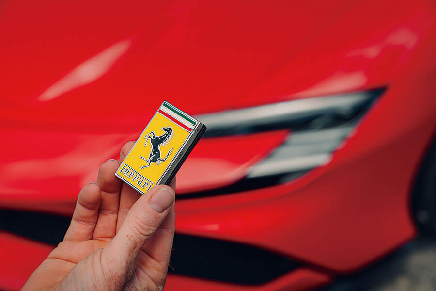 兩部全新法拉利,兩個都用V8,個性南轅北轍。Roma對SF90,哪一方才是你心頭好?