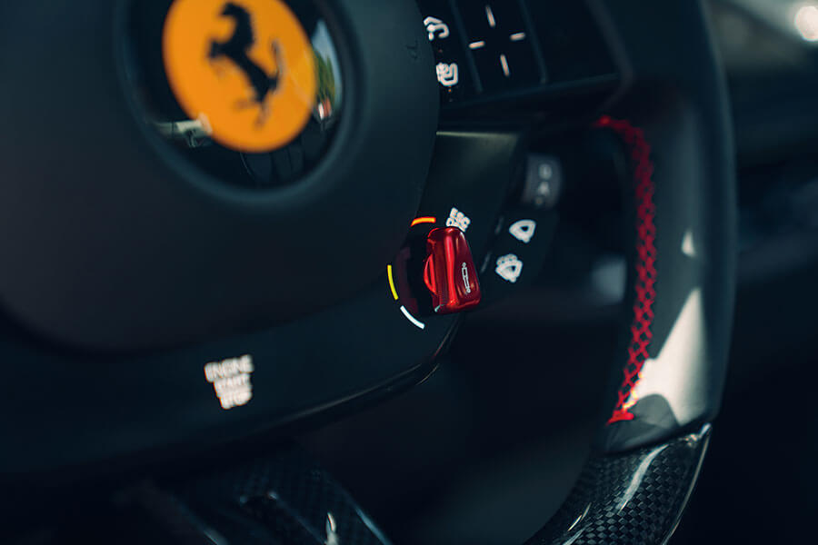 兩部全新法拉利,兩個都用V8,個性南轅北轍。Roma對SF90,哪一方才是你心頭好?