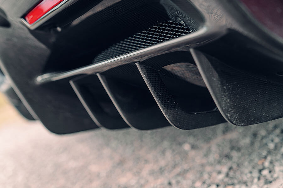 兩部全新法拉利,兩個都用V8,個性南轅北轍。Roma對SF90,哪一方才是你心頭好?