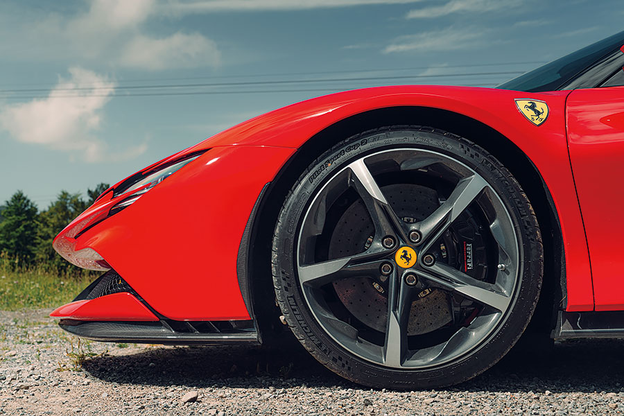 兩部全新法拉利,兩個都用V8,個性南轅北轍。Roma對SF90,哪一方才是你心頭好?