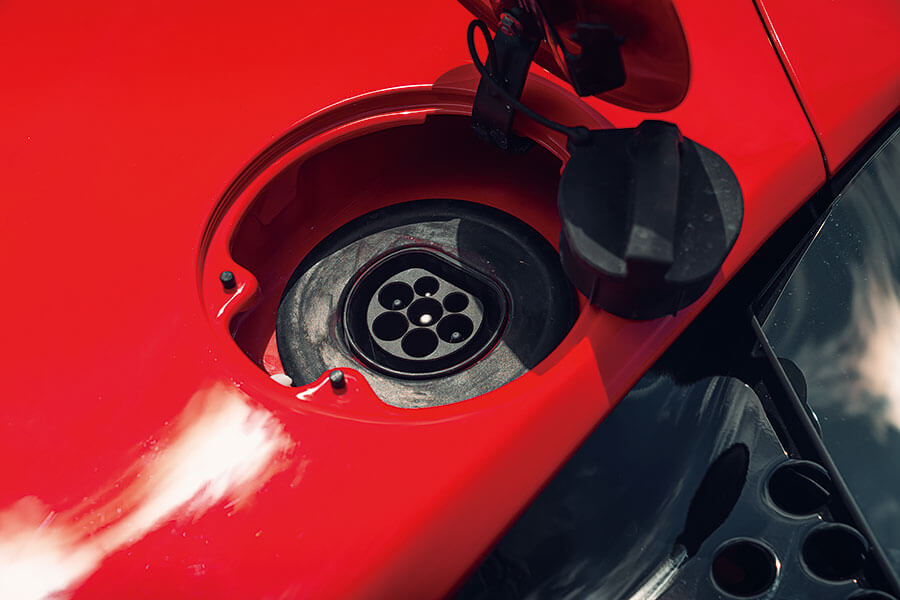 兩部全新法拉利,兩個都用V8,個性南轅北轍。Roma對SF90,哪一方才是你心頭好?