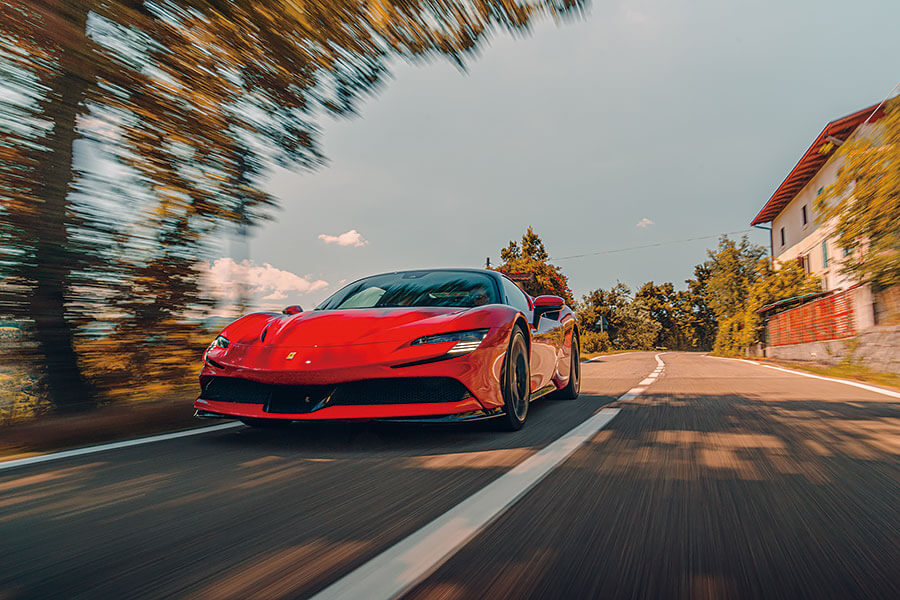 兩部全新法拉利,兩個都用V8,個性南轅北轍。Roma對SF90,哪一方才是你心頭好?