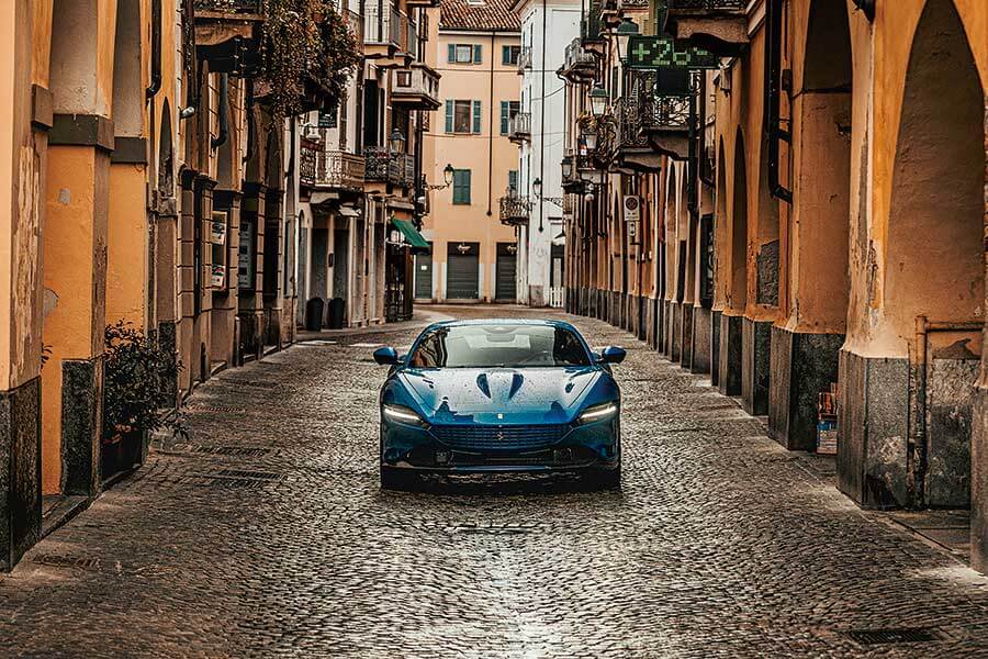 兩部全新法拉利,兩個都用V8,個性南轅北轍。Roma對SF90,哪一方才是你心頭好?