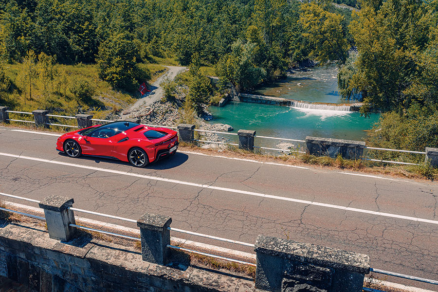 兩部全新法拉利,兩個都用V8,個性南轅北轍。Roma對SF90,哪一方才是你心頭好?