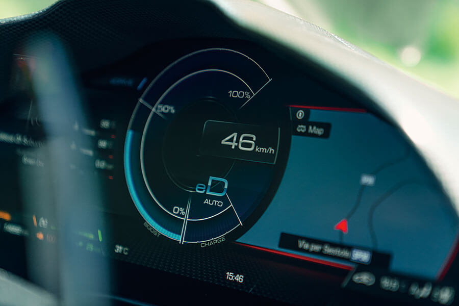 兩部全新法拉利,兩個都用V8,個性南轅北轍。Roma對SF90,哪一方才是你心頭好?