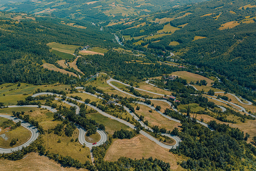兩部全新法拉利,兩個都用V8,個性南轅北轍。Roma對SF90,哪一方才是你心頭好?