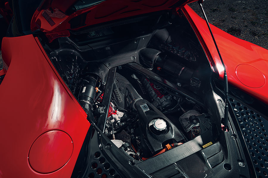 兩部全新法拉利,兩個都用V8,個性南轅北轍。Roma對SF90,哪一方才是你心頭好?