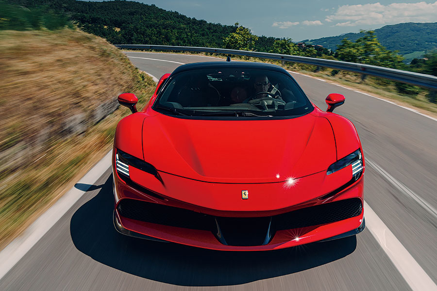 兩部全新法拉利,兩個都用V8,個性南轅北轍。Roma對SF90,哪一方才是你心頭好?