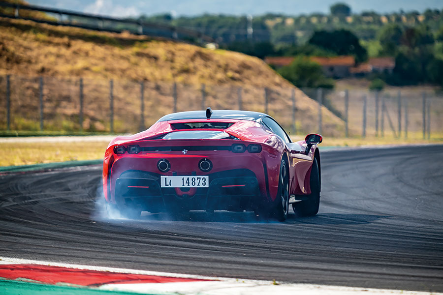 兩部全新法拉利,兩個都用V8,個性南轅北轍。Roma對SF90,哪一方才是你心頭好?