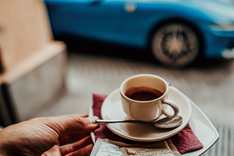 兩部全新法拉利,兩個都用V8,個性南轅北轍。Roma對SF90,哪一方才是你心頭好?