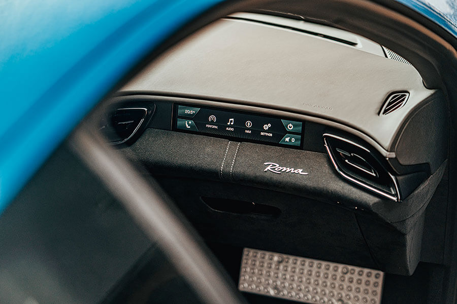 兩部全新法拉利,兩個都用V8,個性南轅北轍。Roma對SF90,哪一方才是你心頭好?