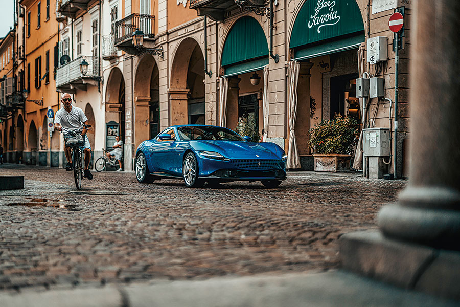 兩部全新法拉利,兩個都用V8,個性南轅北轍。Roma對SF90,哪一方才是你心頭好?