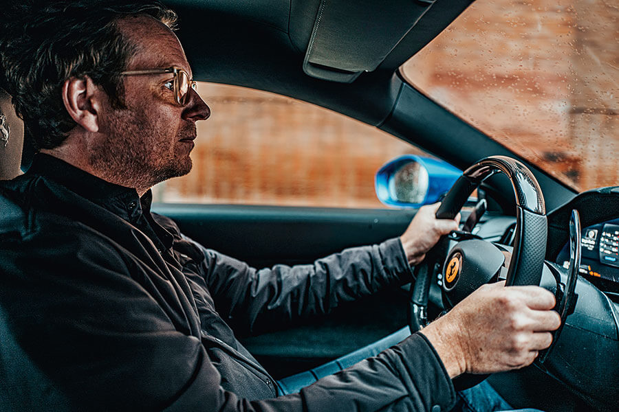 兩部全新法拉利,兩個都用V8,個性南轅北轍。Roma對SF90,哪一方才是你心頭好?