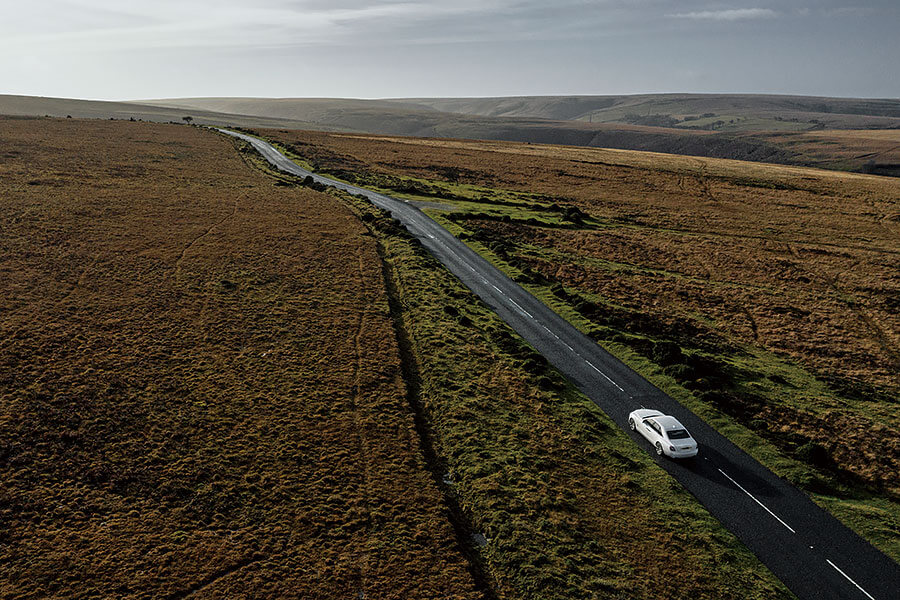 勞斯萊斯表示世界上人文薈萃、繁華昌盛的十里秦淮時代已過,所以我輩穿上一身運動裝,帶上他們的新型Ghost去英國美好田園來一趟後富裕時代長征。