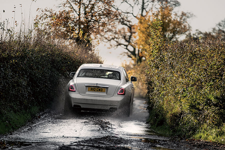 勞斯萊斯表示世界上人文薈萃、繁華昌盛的十里秦淮時代已過,所以我輩穿上一身運動裝,帶上他們的新型Ghost去英國美好田園來一趟後富裕時代長征。