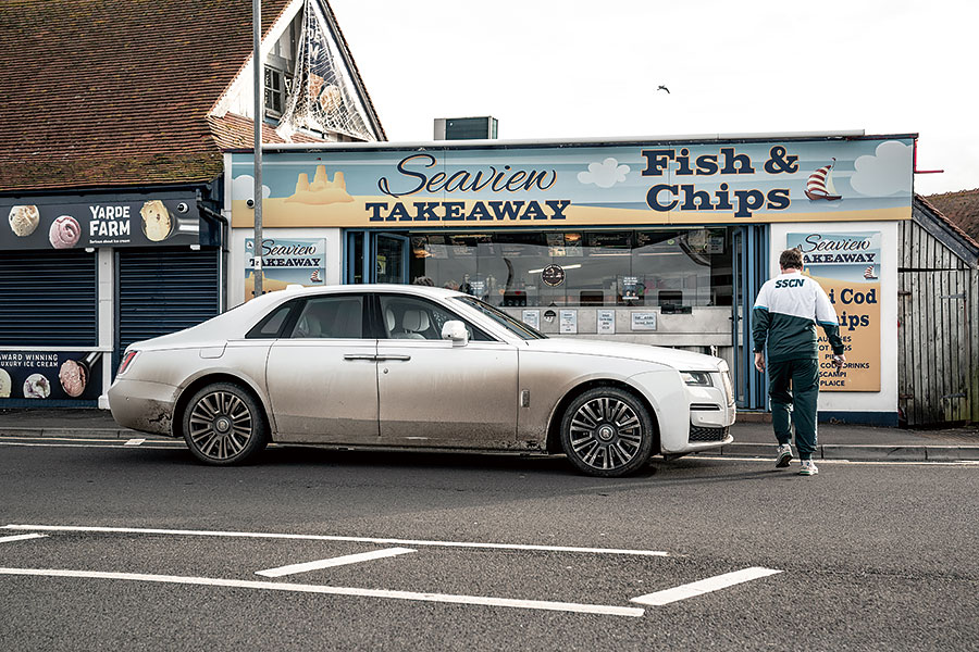 勞斯萊斯表示世界上人文薈萃、繁華昌盛的十里秦淮時代已過,所以我輩穿上一身運動裝,帶上他們的新型Ghost去英國美好田園來一趟後富裕時代長征。