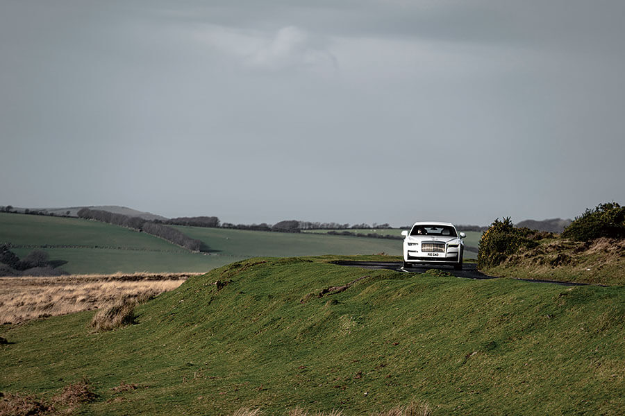 勞斯萊斯表示世界上人文薈萃、繁華昌盛的十里秦淮時代已過,所以我輩穿上一身運動裝,帶上他們的新型Ghost去英國美好田園來一趟後富裕時代長征。