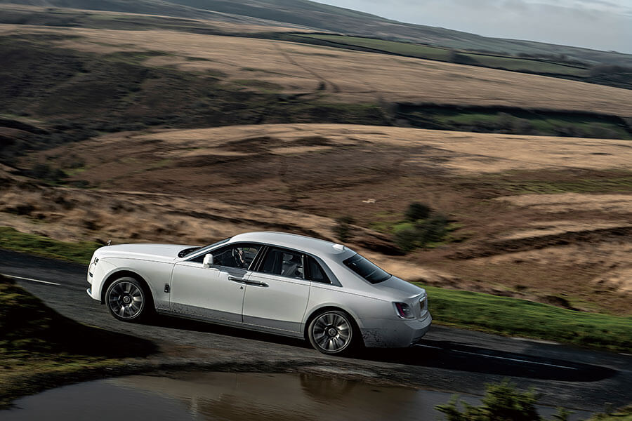 勞斯萊斯表示世界上人文薈萃、繁華昌盛的十里秦淮時代已過,所以我輩穿上一身運動裝,帶上他們的新型Ghost去英國美好田園來一趟後富裕時代長征。