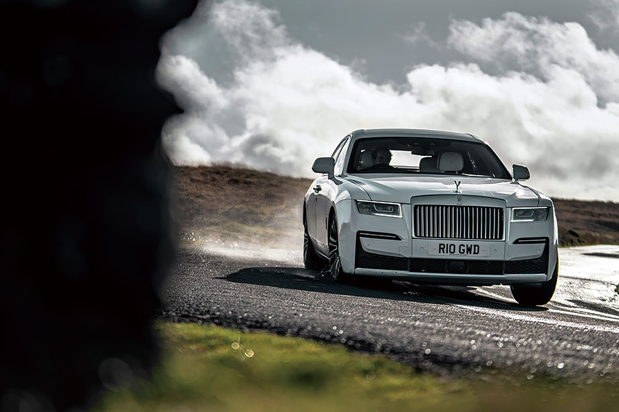 勞斯萊斯表示世界上人文薈萃、繁華昌盛的十里秦淮時代已過,所以我輩穿上一身運動裝,帶上他們的新型Ghost去英國美好田園來一趟後富裕時代長征。