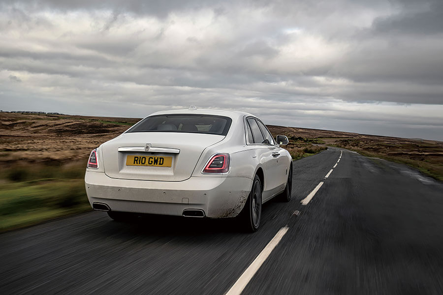 勞斯萊斯表示世界上人文薈萃、繁華昌盛的十里秦淮時代已過,所以我輩穿上一身運動裝,帶上他們的新型Ghost去英國美好田園來一趟後富裕時代長征。