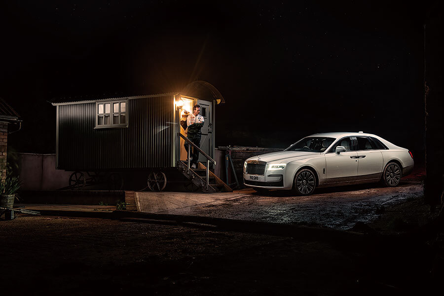 勞斯萊斯表示世界上人文薈萃、繁華昌盛的十里秦淮時代已過,所以我輩穿上一身運動裝,帶上他們的新型Ghost去英國美好田園來一趟後富裕時代長征。