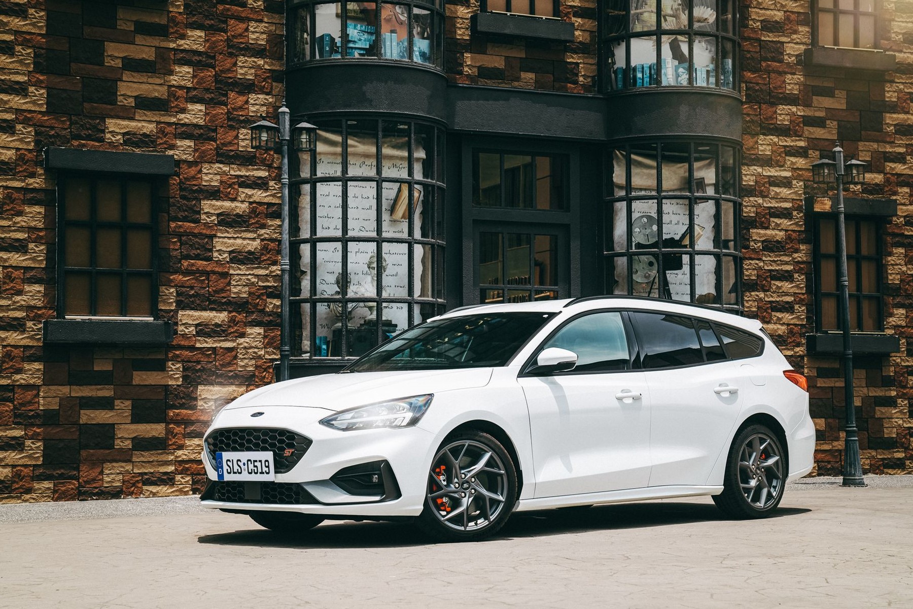 不是四個圈圈,也不是螺旋槳,更不是三芒星,你人生的第一部德製高性能旅行車底家啦!