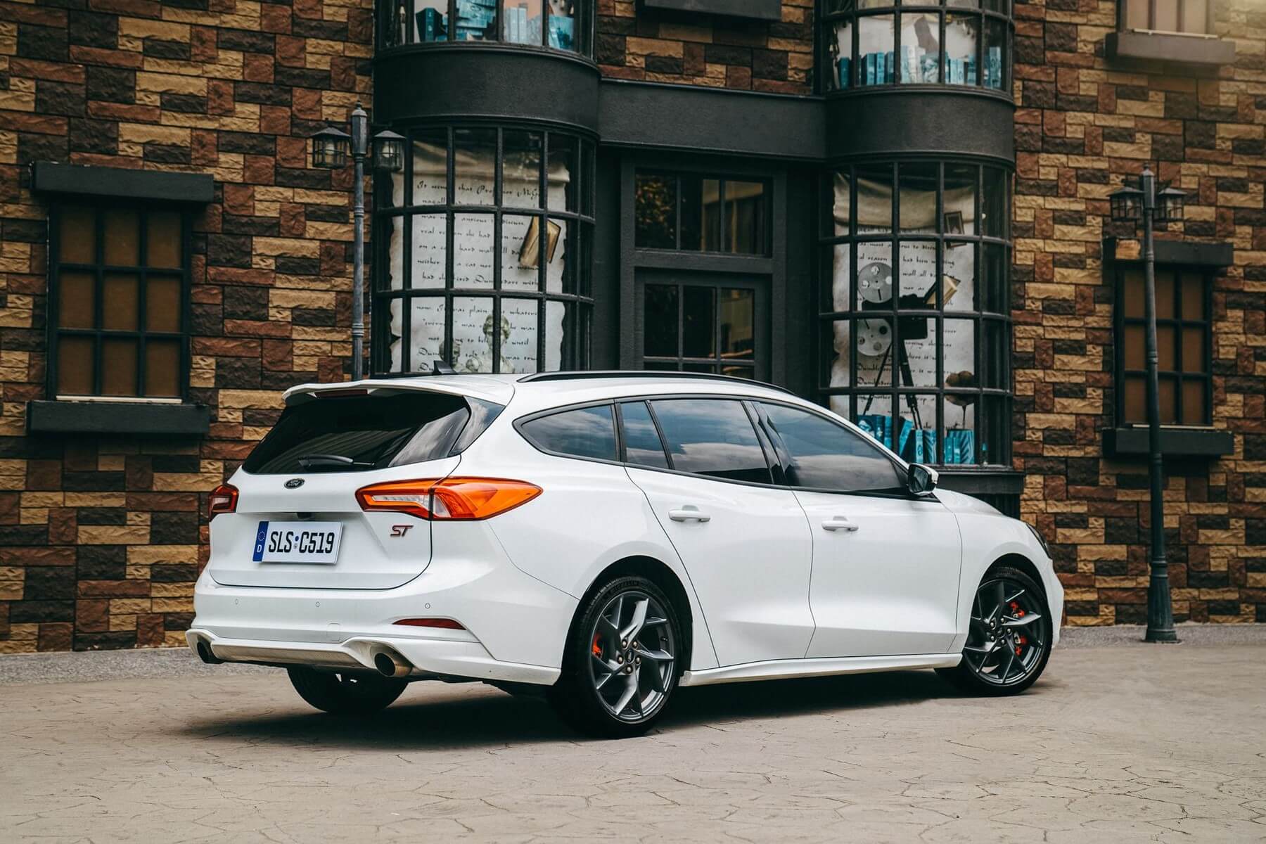 不是四個圈圈,也不是螺旋槳,更不是三芒星,你人生的第一部德製高性能旅行車底家啦!